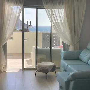a-beautiful-apartment-with-a-perfect-beach-view-la.adeje-hotels.com/
